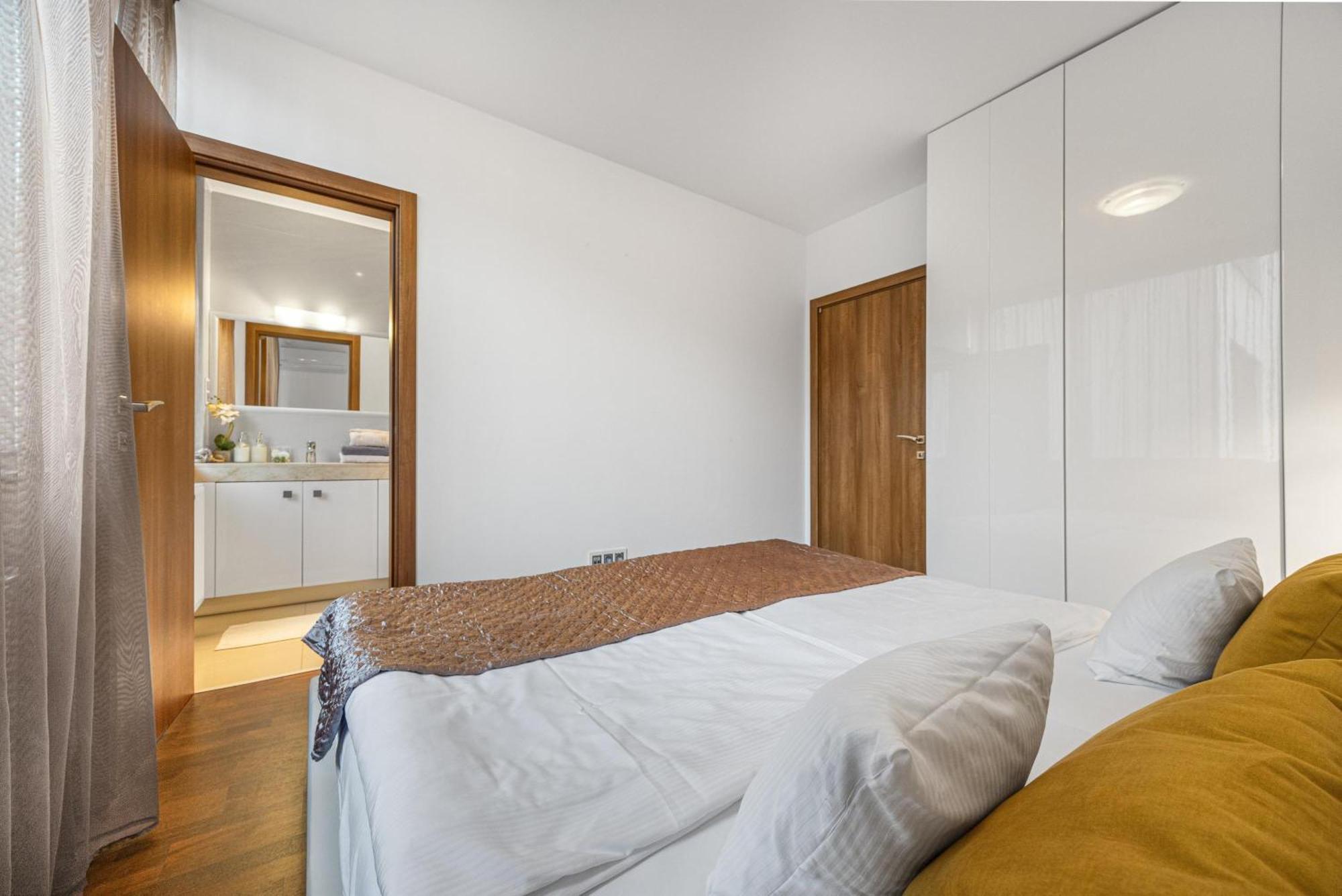 Revon Business Apartment 48 Dunajska Bratislava Buitenkant foto